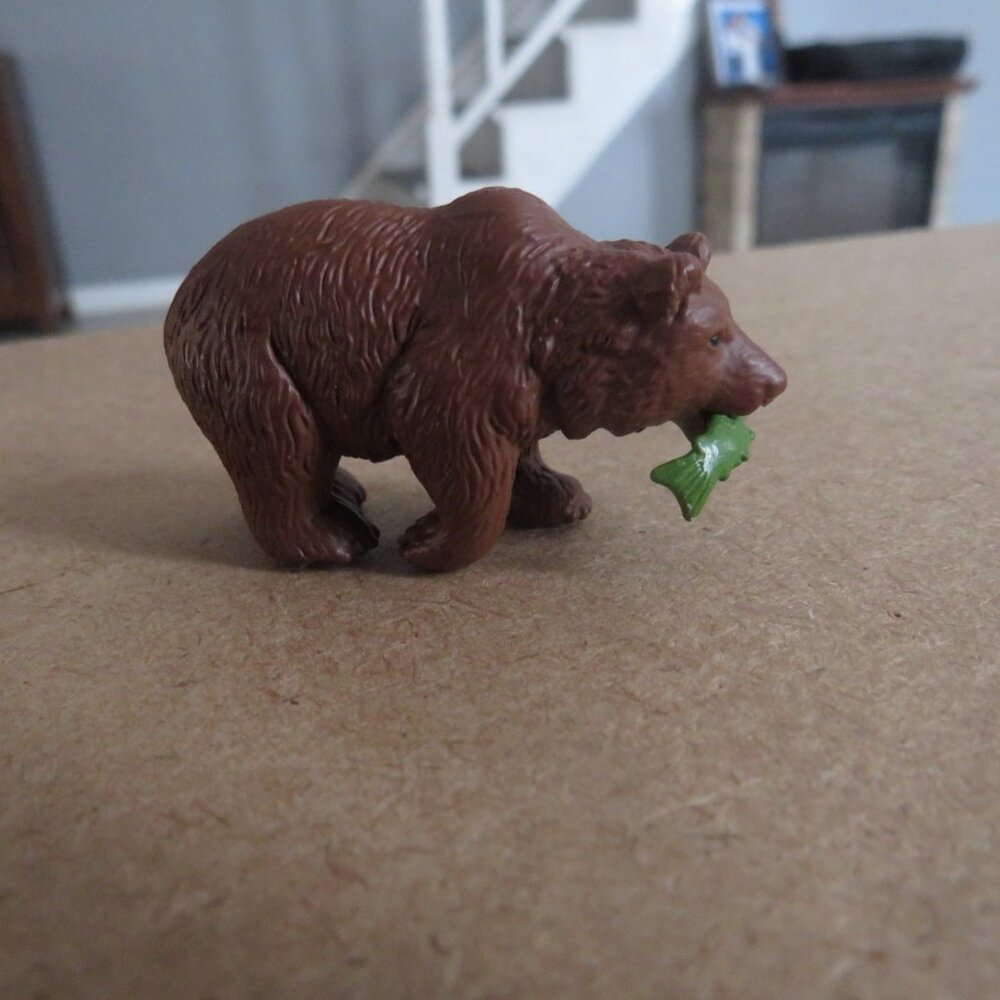 Safari Ltd. Grizzly Bear with Fish figurine